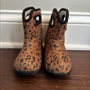 Leopard print bogs Size 8 rainboot warm snow boot EUC
